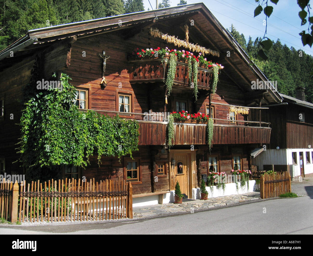 Casa in legno vicino a Schwendau Hippach Zillertal Tirolo Austria Foto Stock