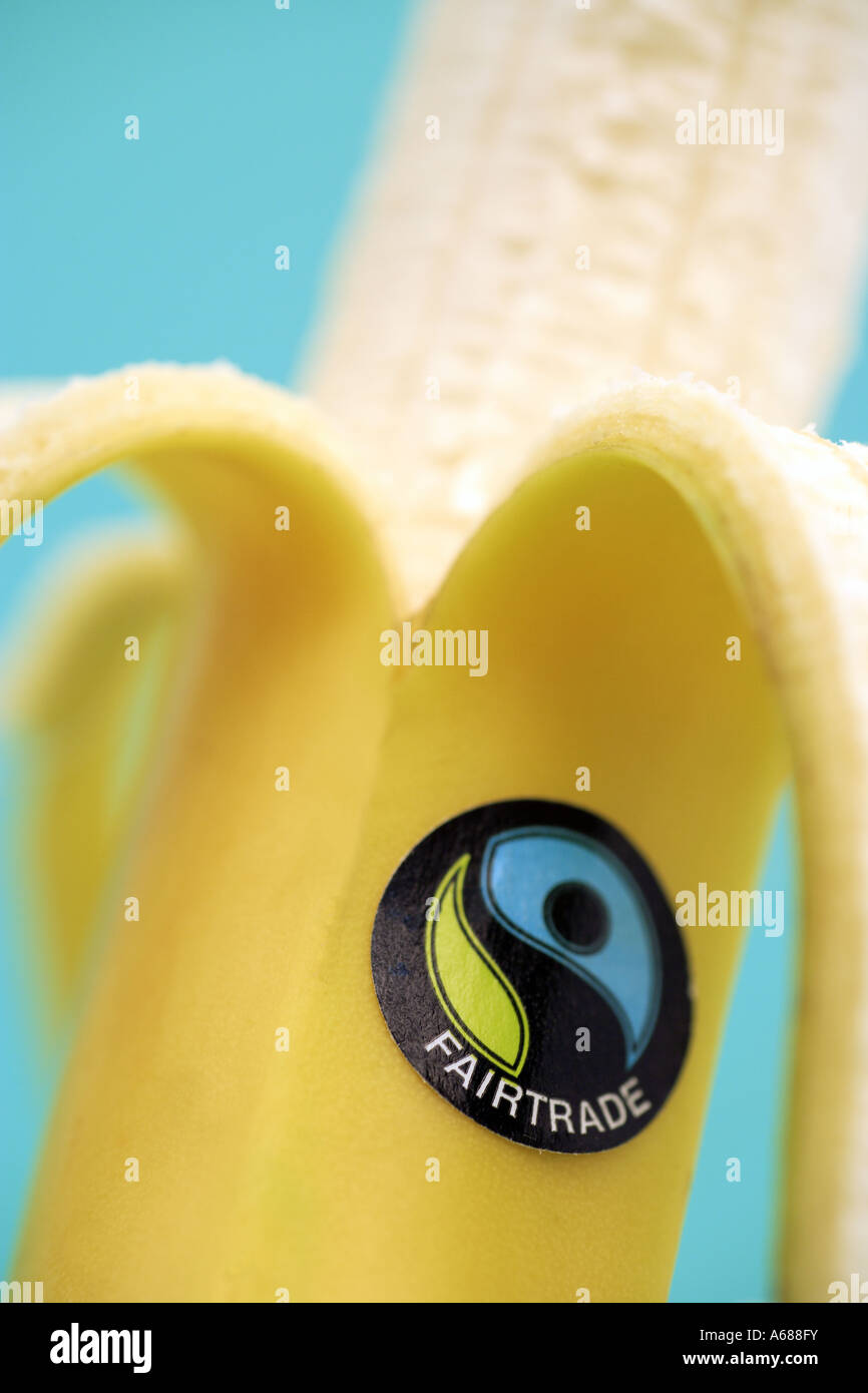 Un peeling di banane Fair Trade Foto Stock