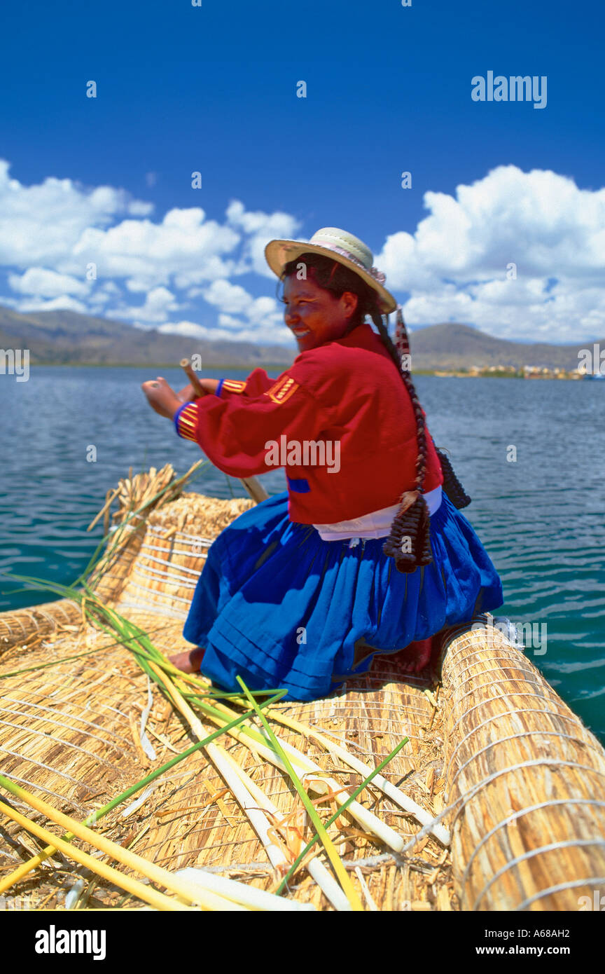 Tribal donna indiana remare una barca a lamelle in Perù il continente americano Foto Stock