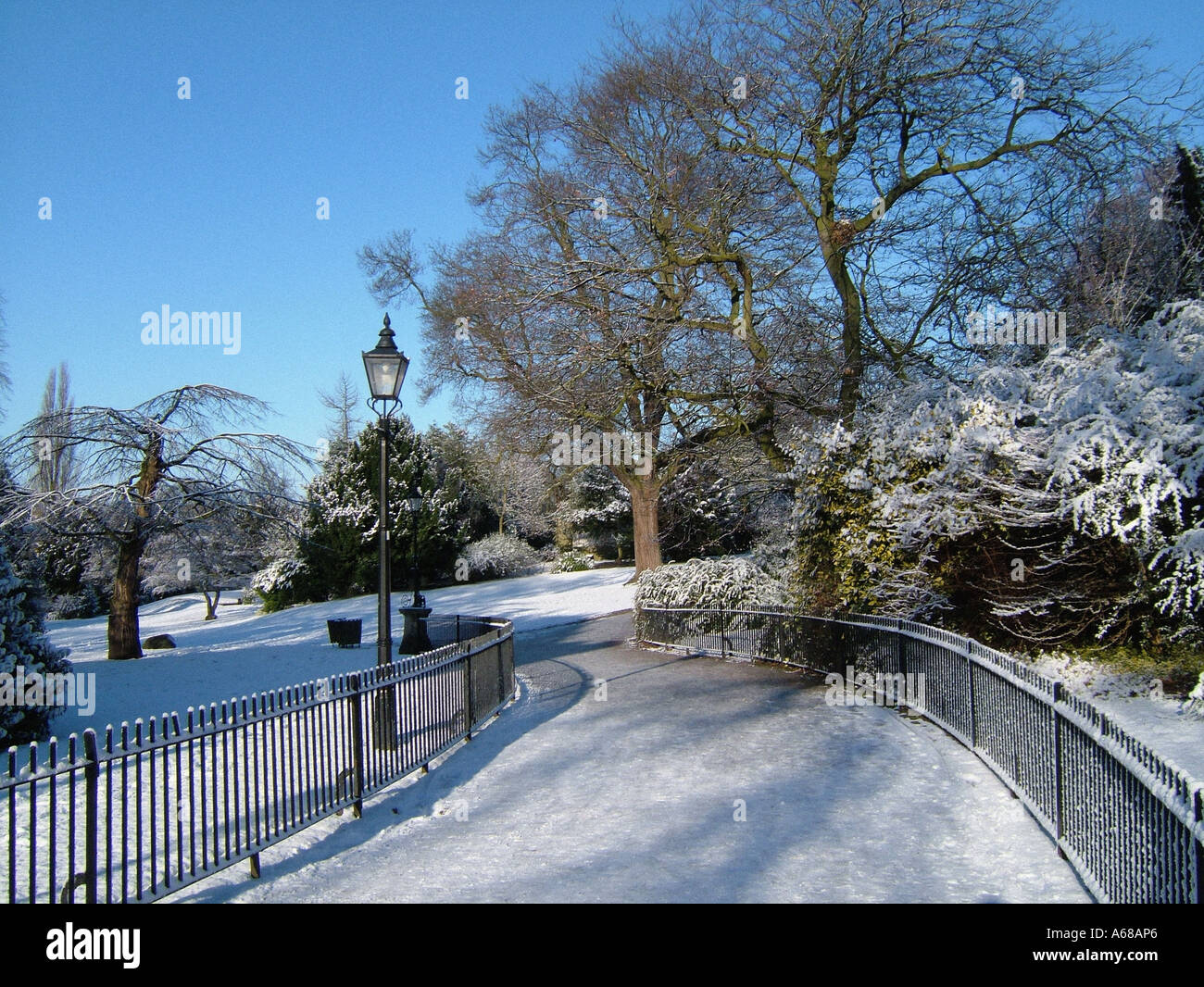 Coperta di neve il percorso Museo Giardini Museo dello Yorkshire York Regno Unito Foto Stock