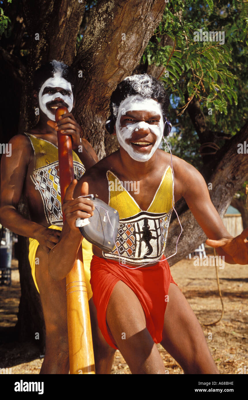 Ragazzi aborigeni ingannare intorno con Walkman di Arnhem Land Foto Stock