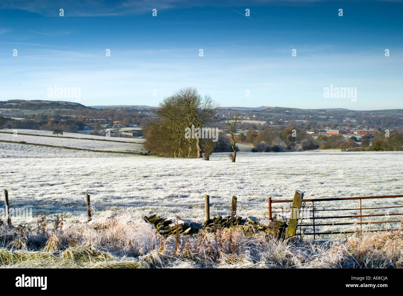 Vista su campi smerigliato tra Shelley Woodhouse e abbassare Cumberworth Huddersfield West Yorkshire Foto Stock