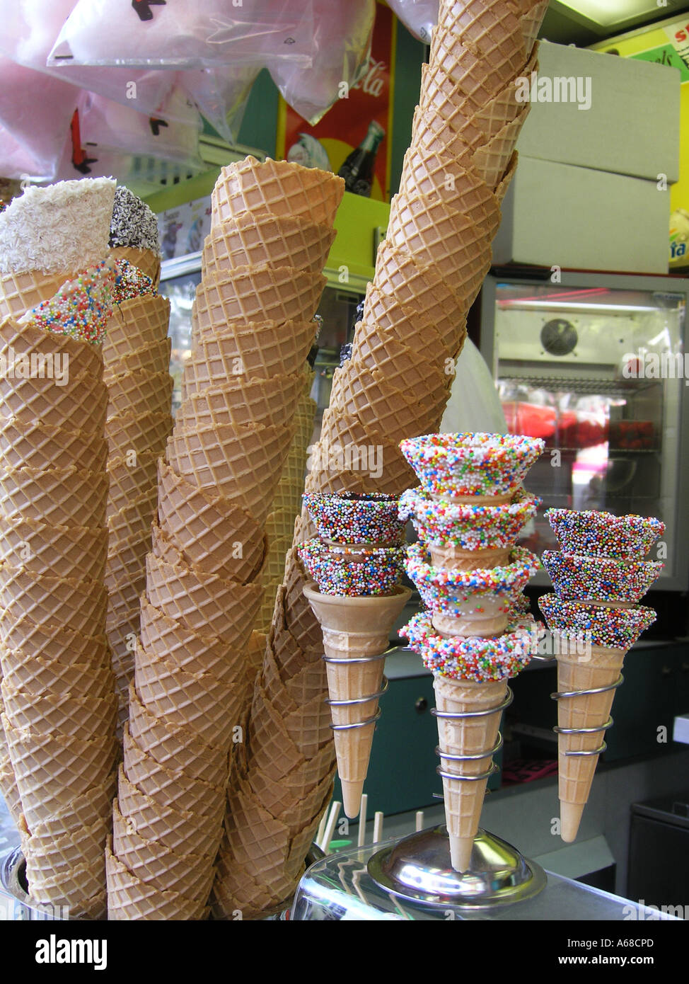 Pila di vuoto e zuccherino di coni gelato alla fiera del divertimento Foto Stock