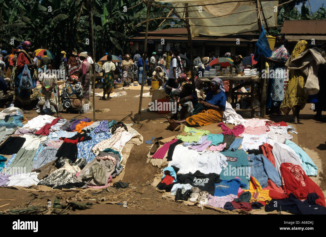 Per il mercato di seconda mano vestiti, popolarmente conosciuta in Tanzania come Mitumba. Foto Stock