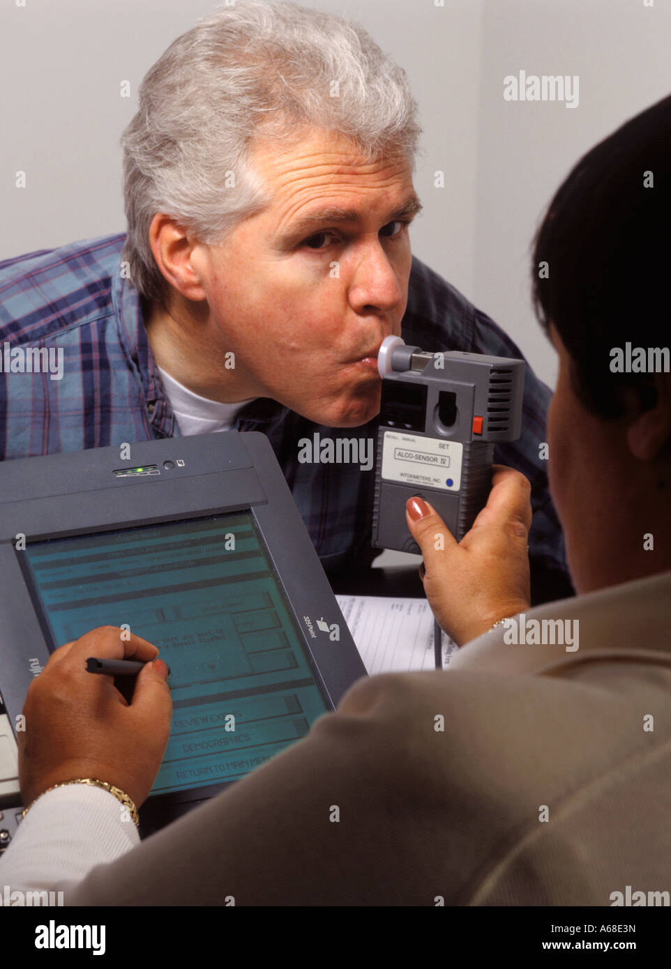 Prova di Breathalyzer somministrato nell'ambiente di lavoro per determinare il consumo di alcool Foto Stock