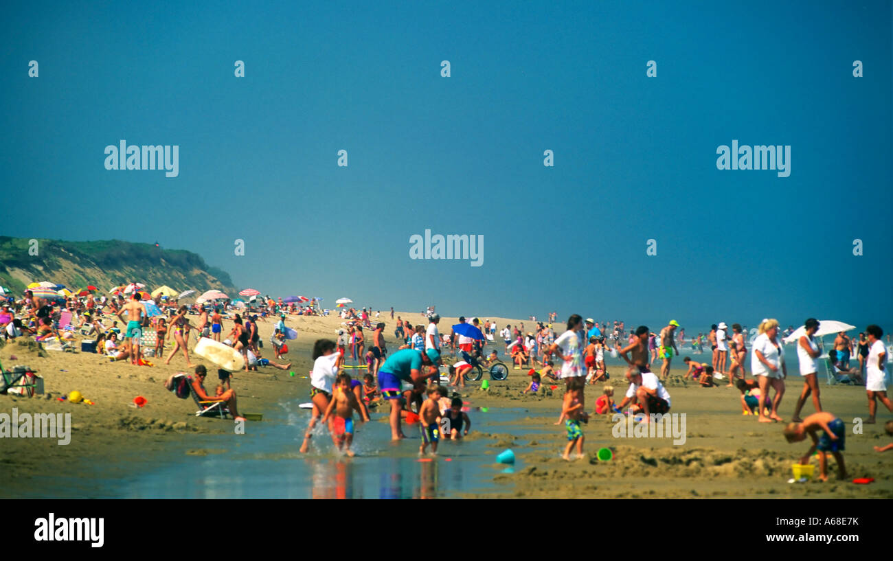 La folla dei vacanzieri presso la spiaggia di Cape Cod National Sea Shore Massachusetts Foto Stock