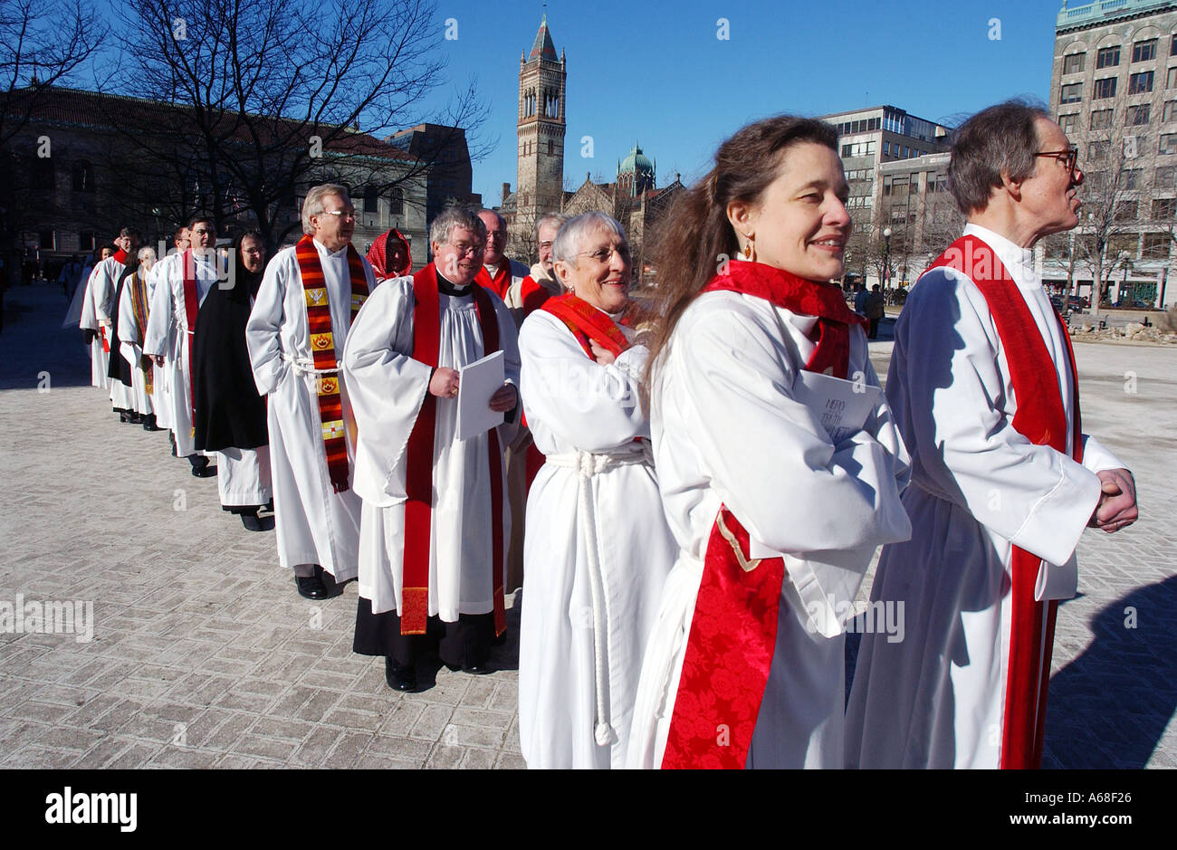 Episcopale ministri laici linea fino al di fuori Trinity Church di Copley Square Boston Foto Stock