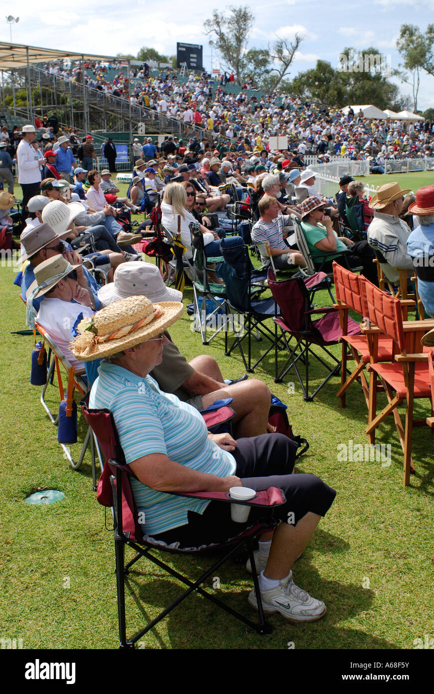 Gli spettatori a 2006 Lilla Hill Festival partita di cricket, Australia vs Inghilterra, Perth, Western Australia Foto Stock