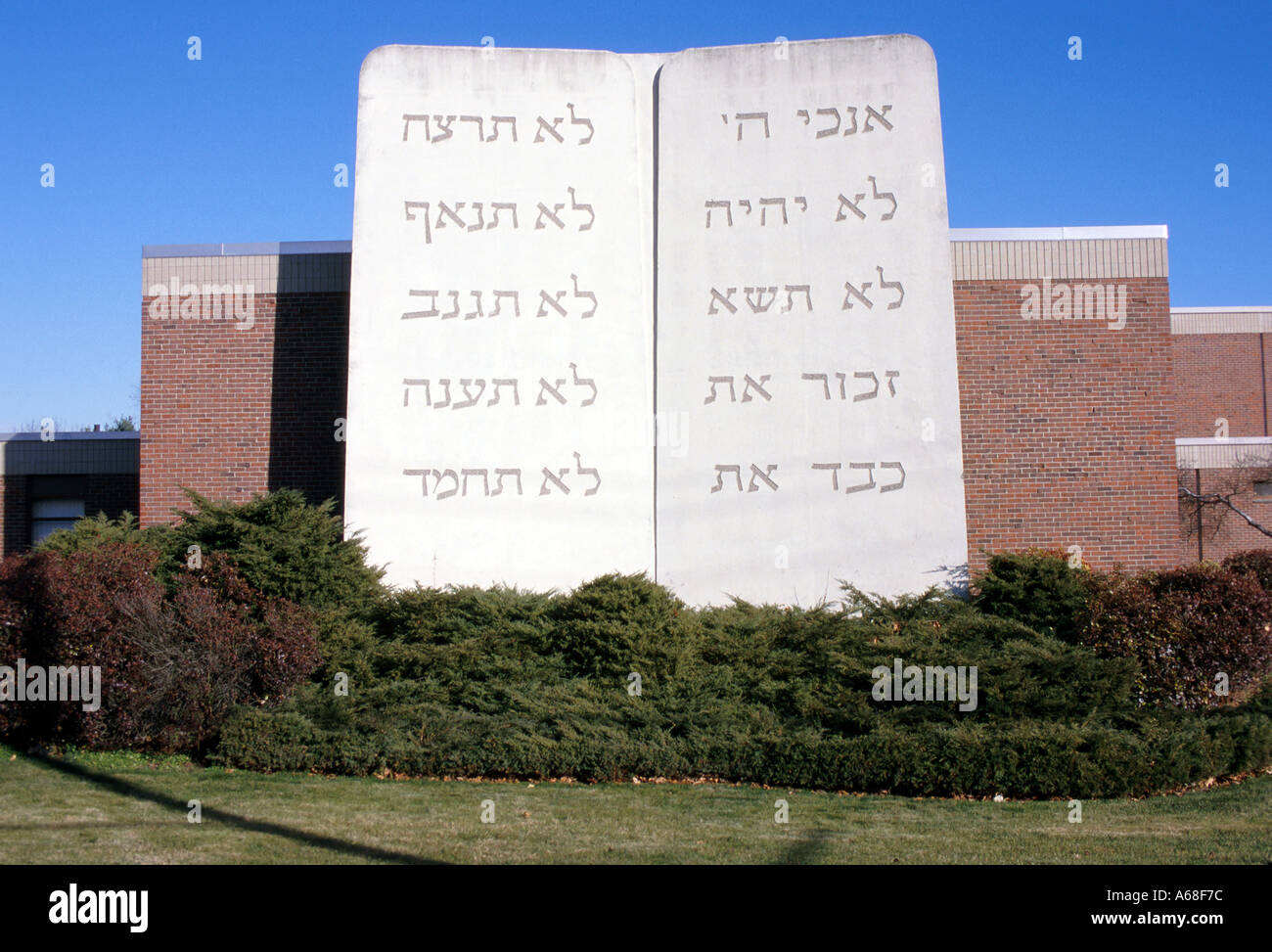I dieci comandamenti in ebraico lettere su una Randolph Massachusetts sinagoga Foto Stock