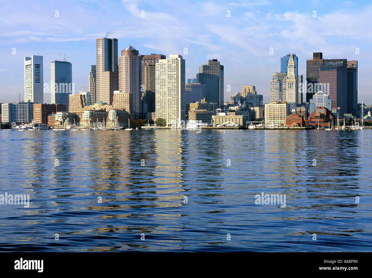 Skyline di Boston si riflette nel porto di calma Foto Stock
