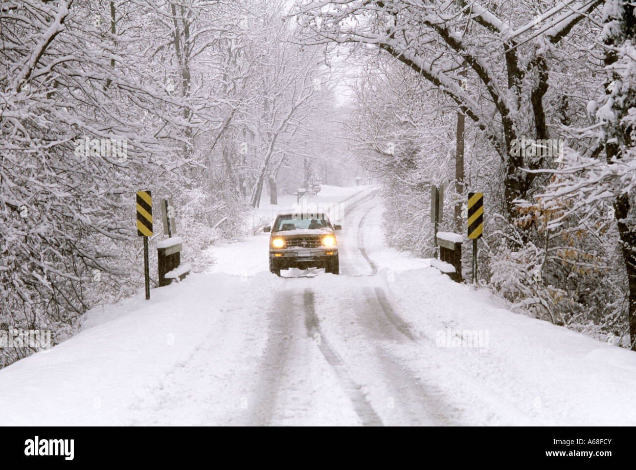 Sport utility vehicle attraversando una neve ghiacciata strada coperta Foto Stock