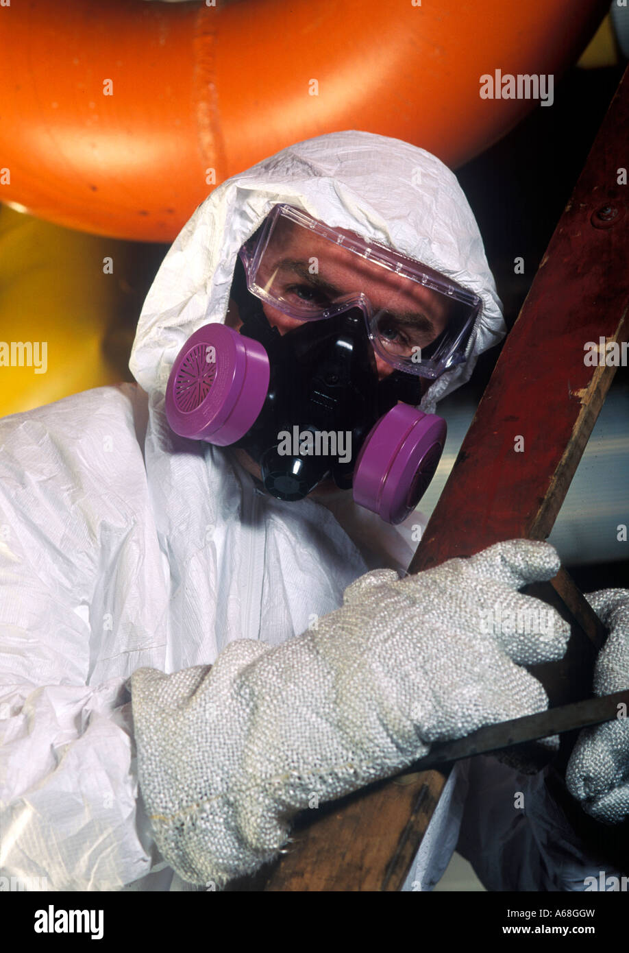 Rimozione amianto lavoratore con tuta protettiva e maschera in un sito  industriale Foto stock - Alamy