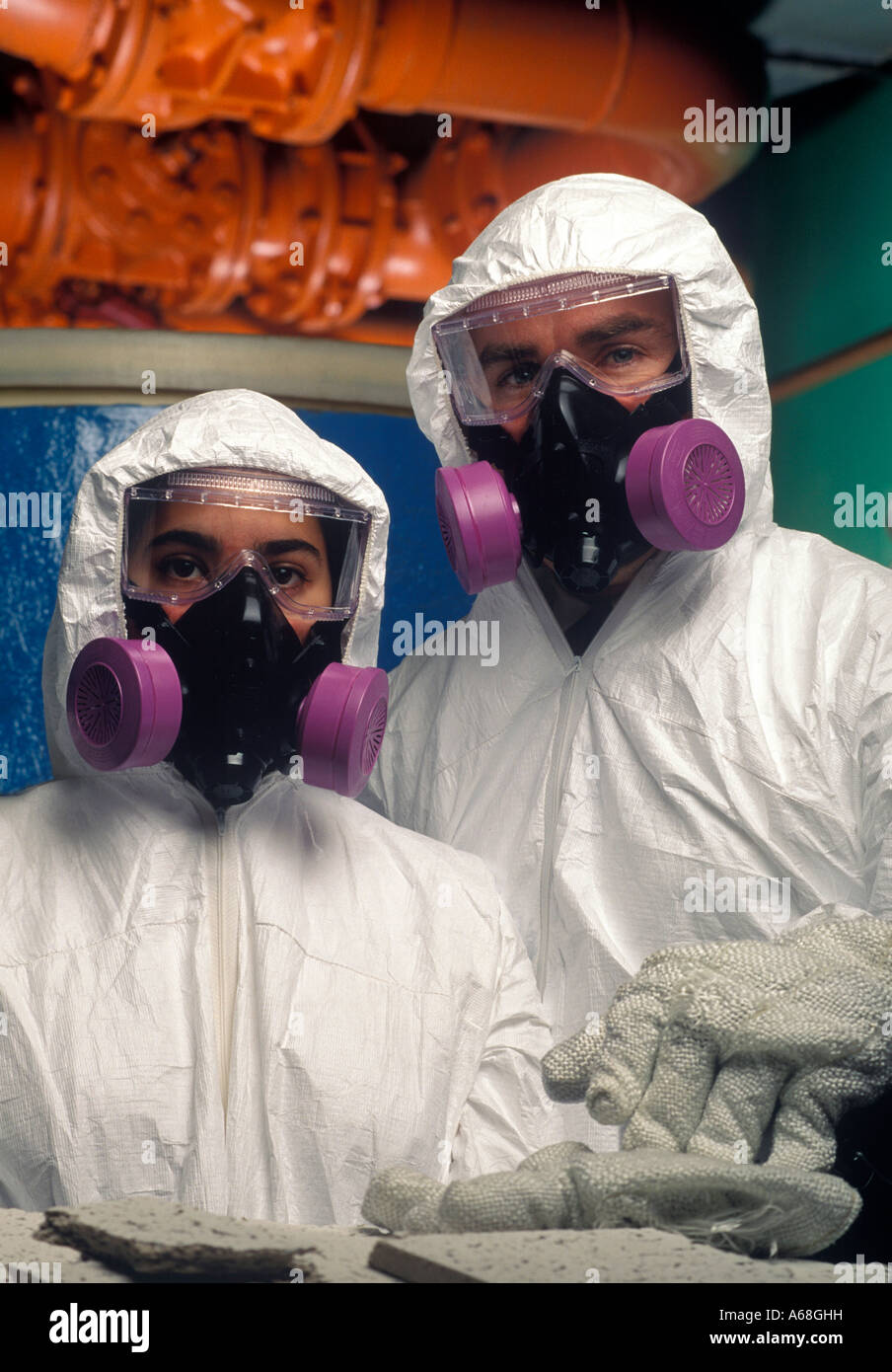 Rimozione amianto lavoratore con tuta protettiva e maschera al sito  industriale Foto stock - Alamy