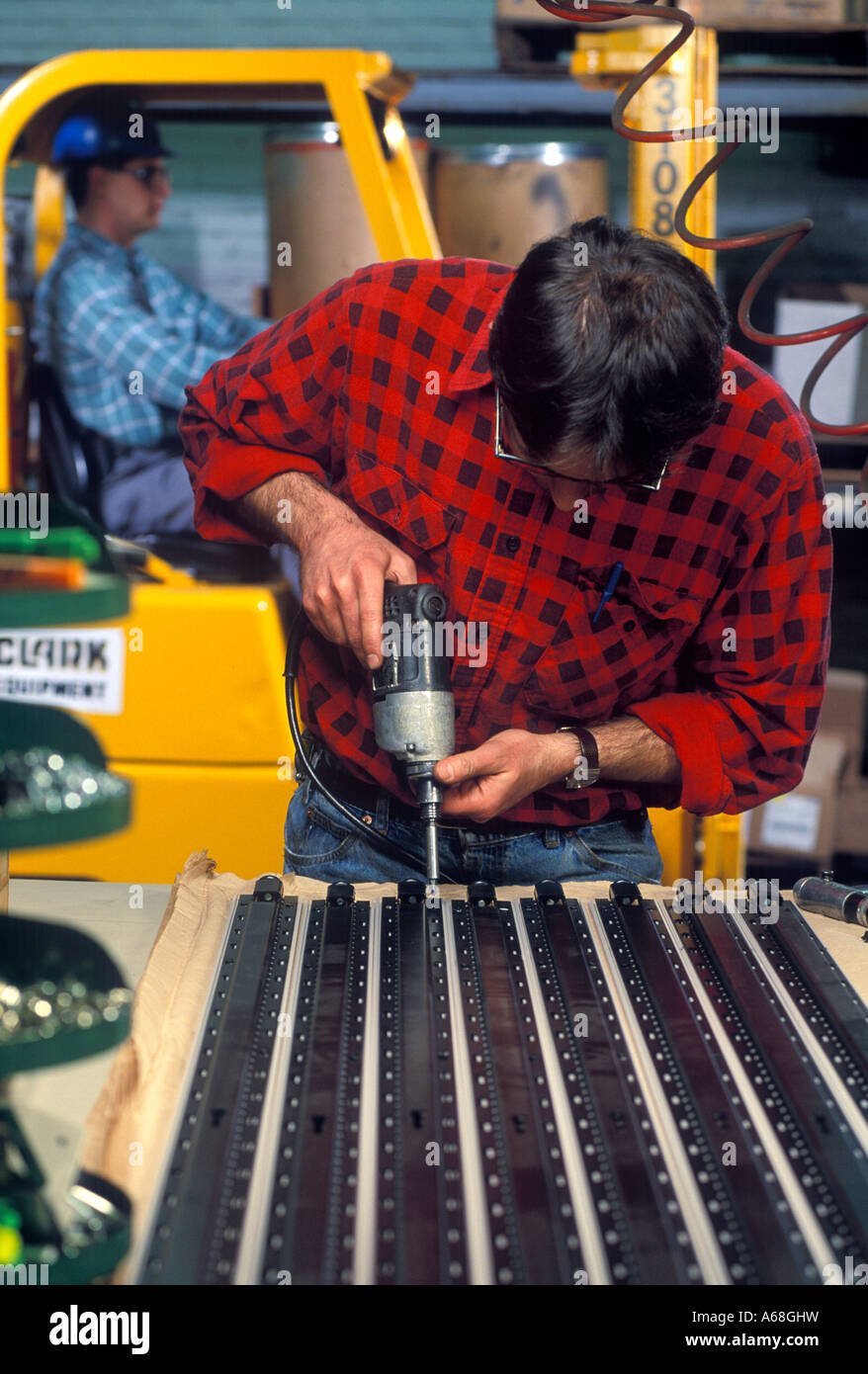 Lavoratore in un magazzino impostazione di fabbrica Foto Stock