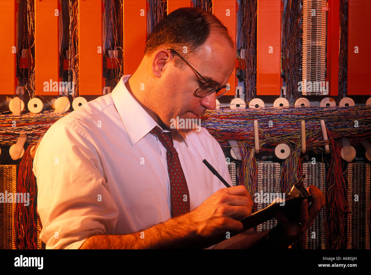 Manager di ispezionare le comunicazioni telefoniche installazione Foto Stock