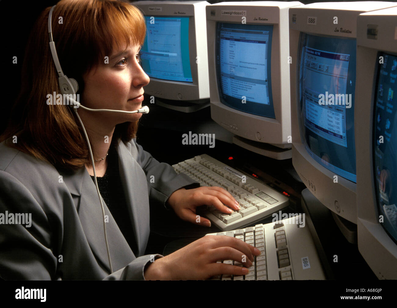 Donna operatore telefonico o il rappresentante del servizio clienti Foto Stock