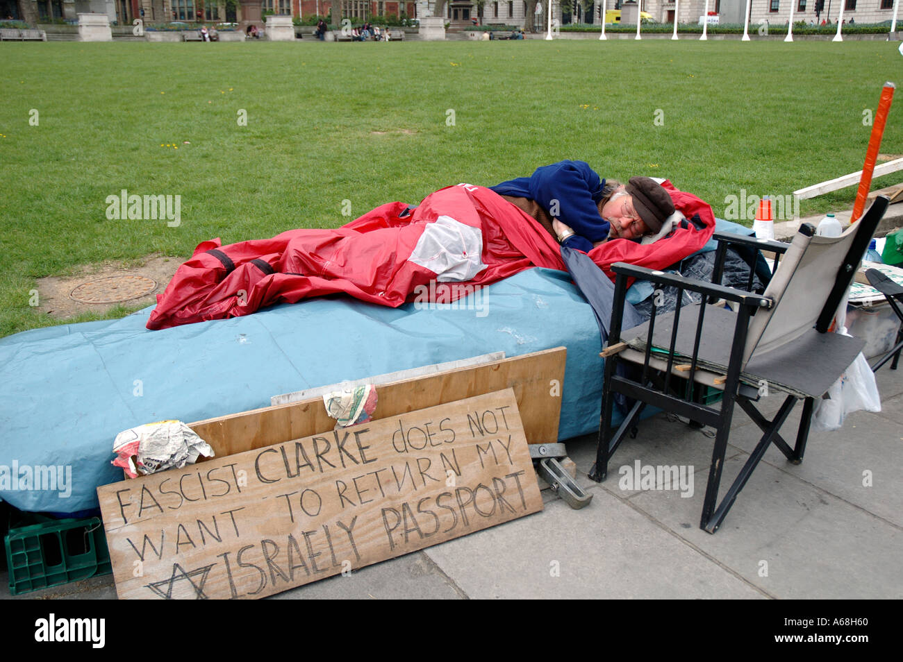 Un uomo politico viva protesta in piazza del Parlamento di giorno e di notte per fintanto che essa adotterà per riguadagnare il suo passaporto israeliano. Foto Stock