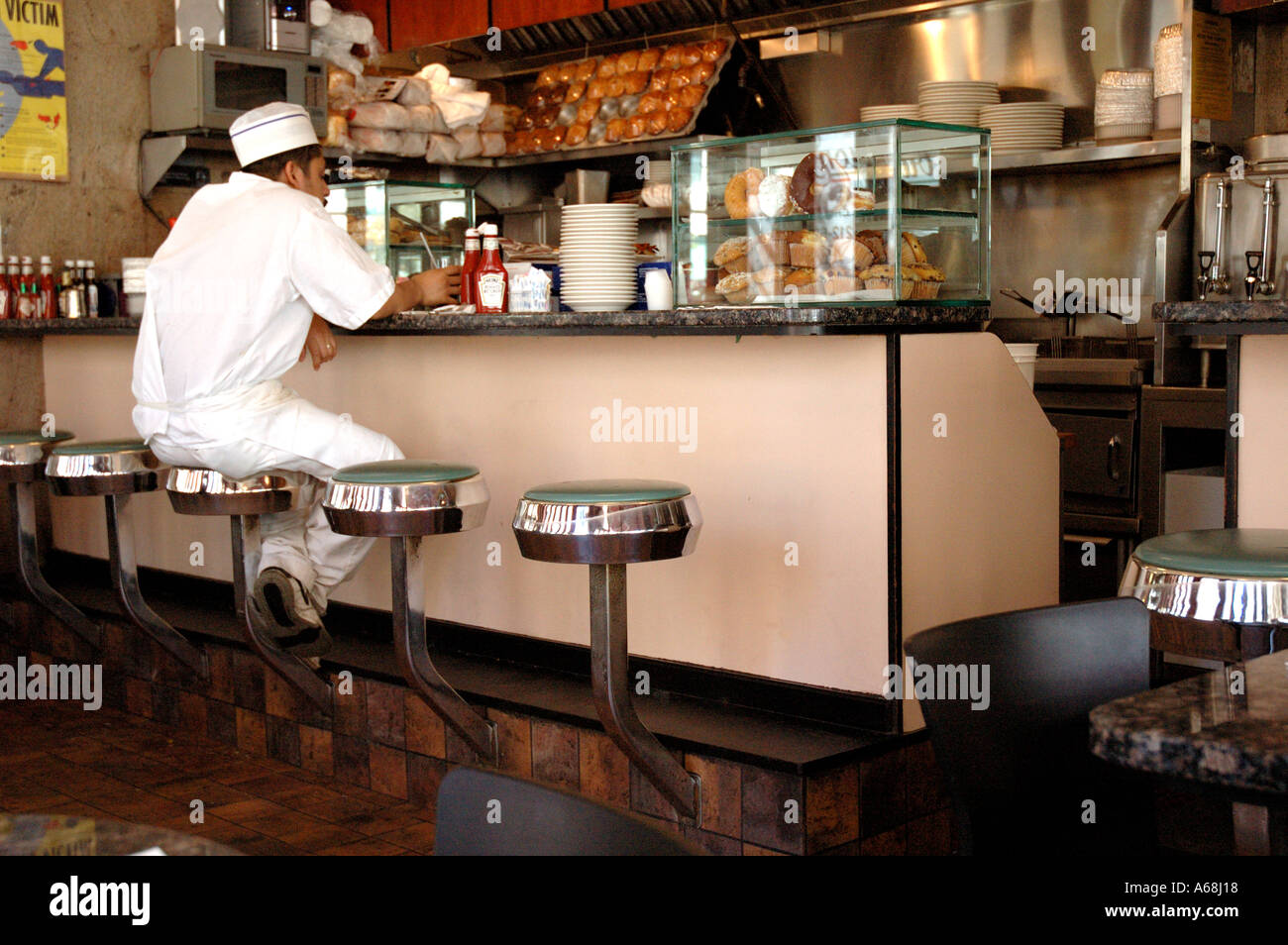 Lo Chef seduta rilassante con drink in noi Diner in New York City. Foto Stock