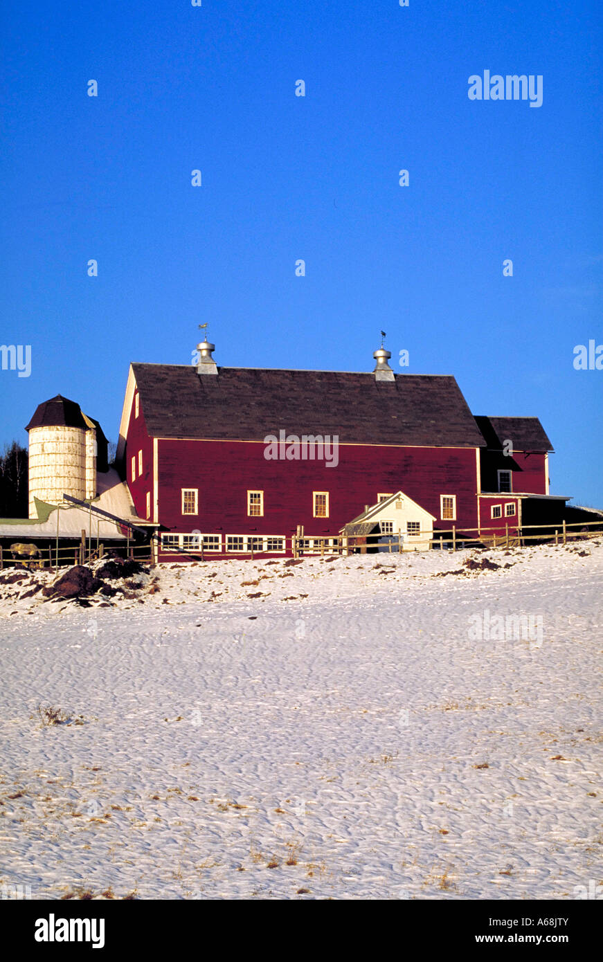 Granaio e fattoria con neve coperto campo Foto Stock