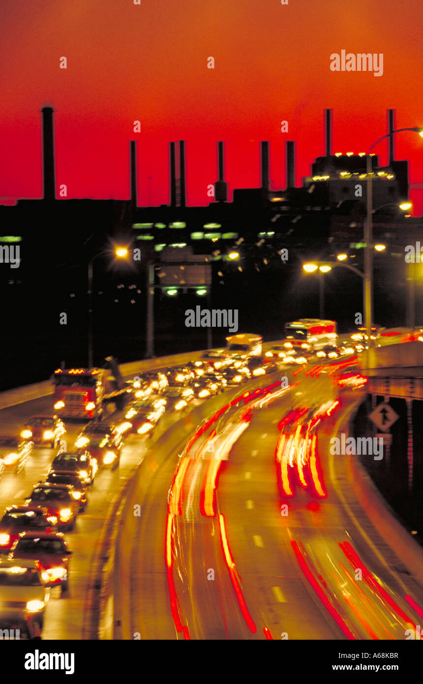 Trafficata autostrada passando sito industriale Foto Stock