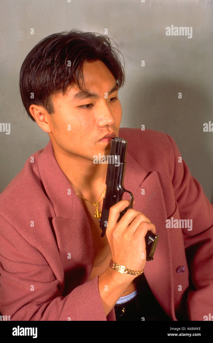 Il coreano American età 22 partecipanti al target pratica con 45 pistola Colt. St Paul Minnesota USA Foto Stock