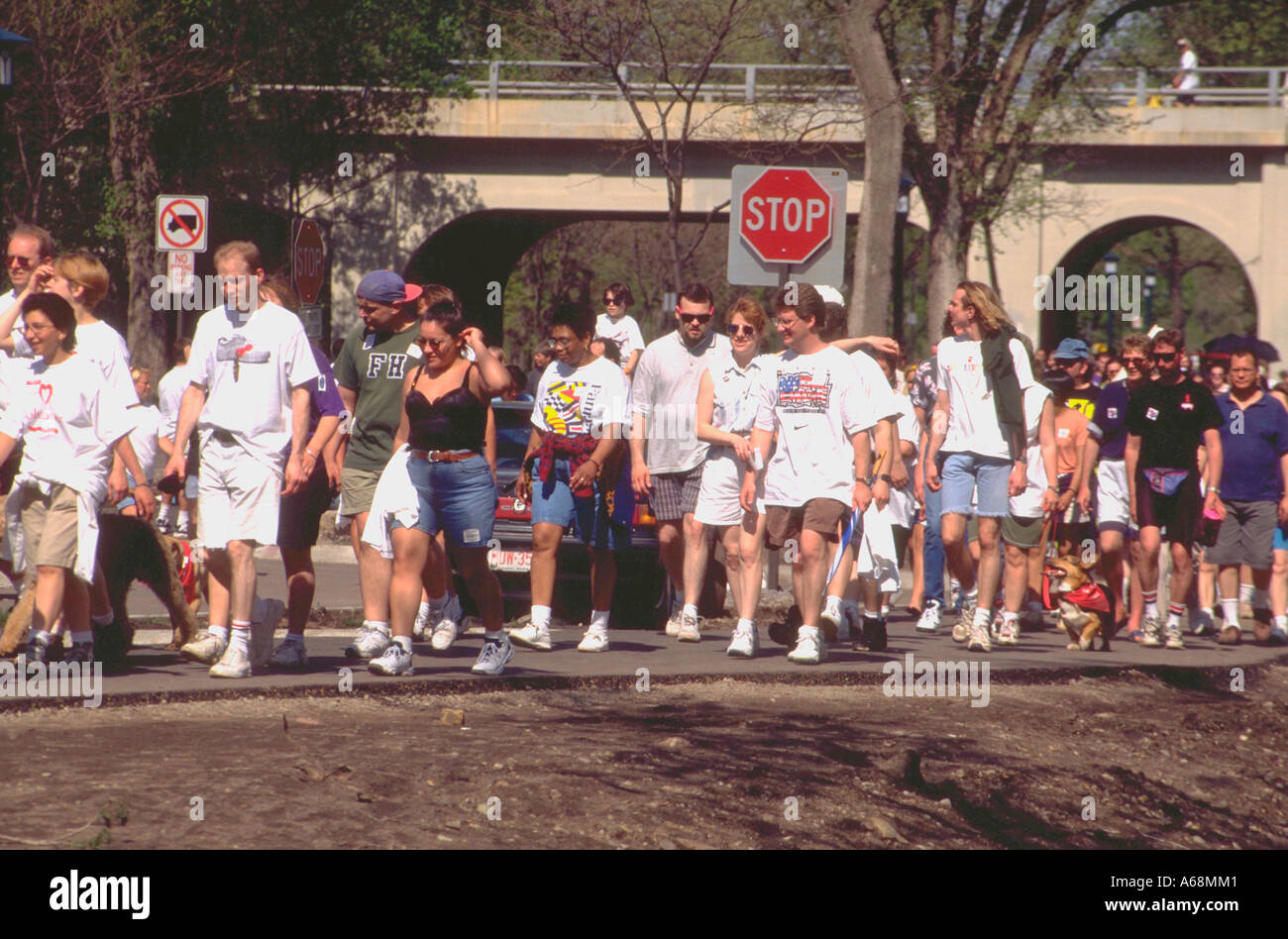 AIDS walkers passando sotto Minnehaha Park bridge. Minneapolis Minnesota USA Foto Stock