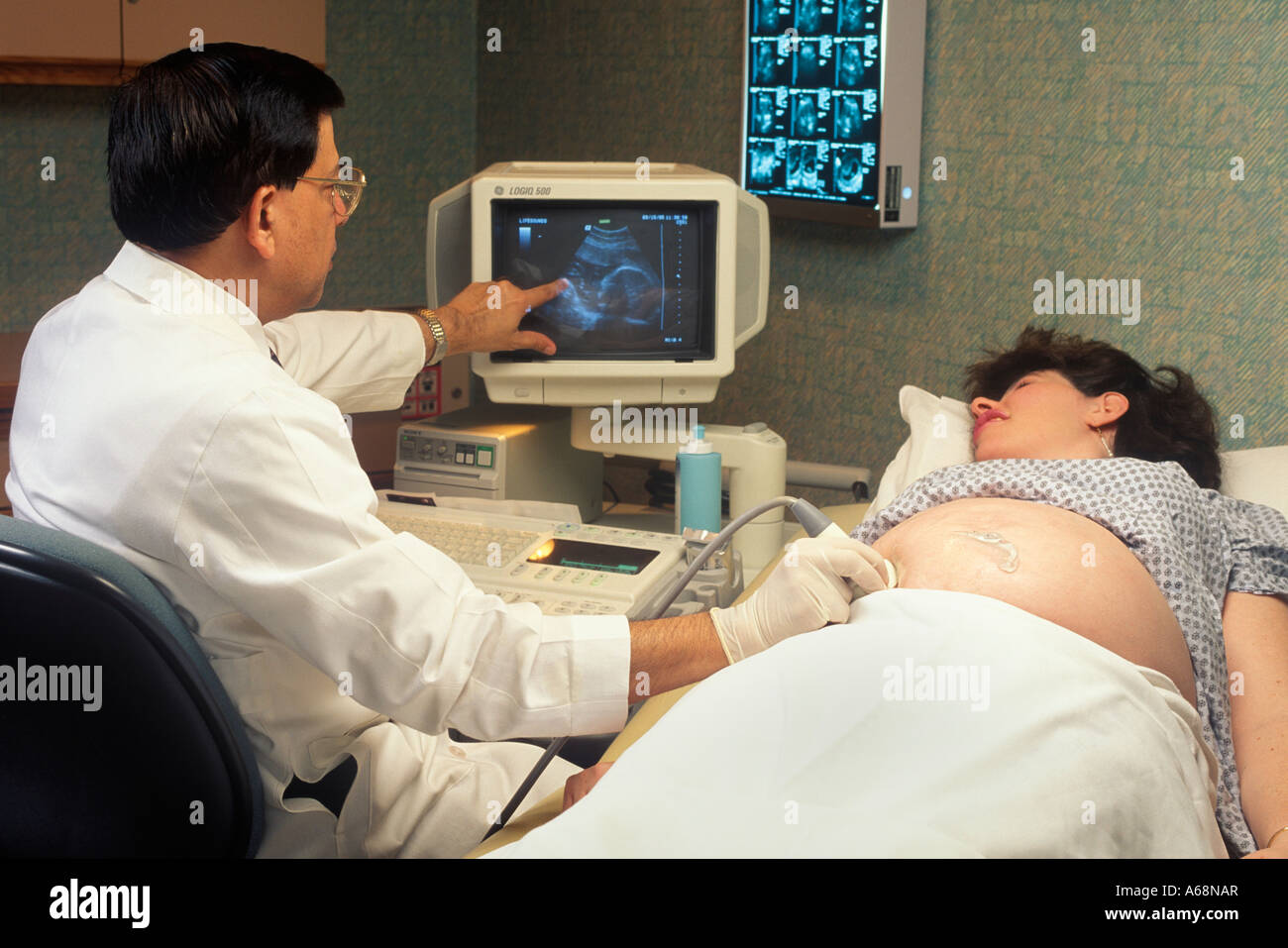 Medico conduce un ultra sound test su un paziente in stato di gravidanza Foto Stock