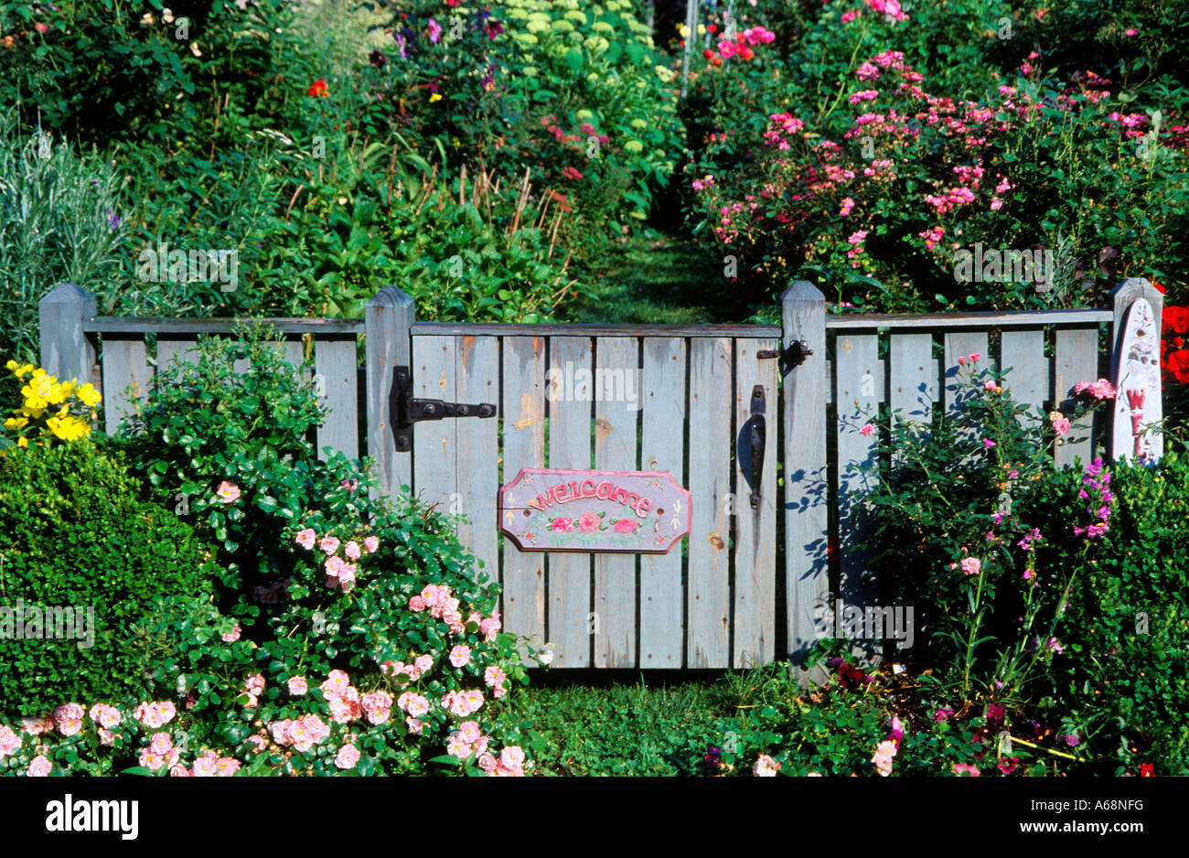 Benvenuti giardino rose garden gate Foto Stock