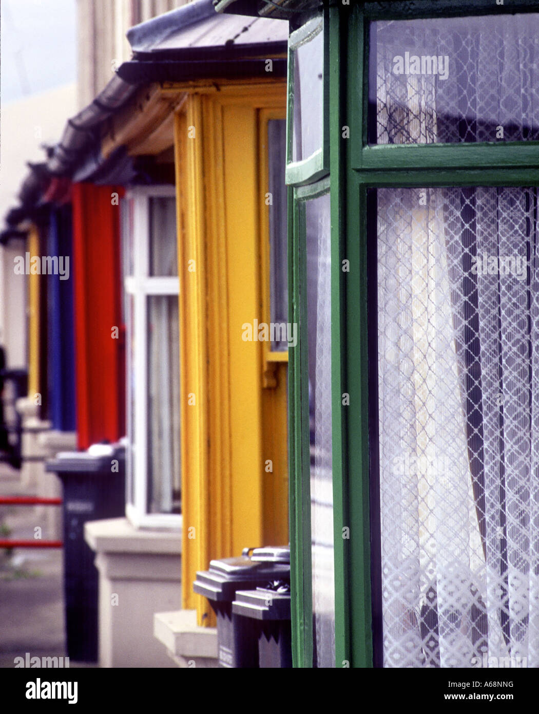 Coloratissima casa di riga windows Irlanda Foto Stock