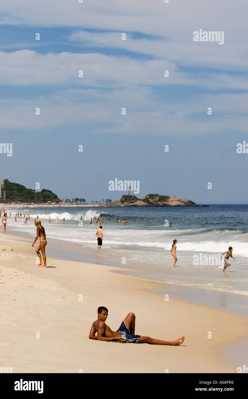 Giovane ragazzo brasiliano rilassante sulla spiaggia di Ipanema Foto Stock