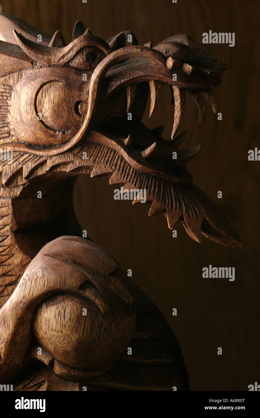 Un legno intagliato drago cinese statua Foto Stock