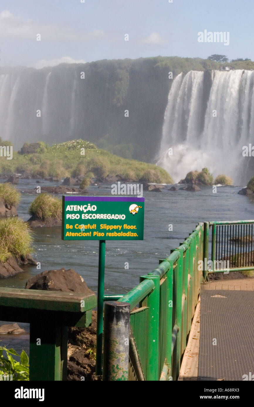 Segno su una passerella a Foz Do Iguacu cascate Foto Stock