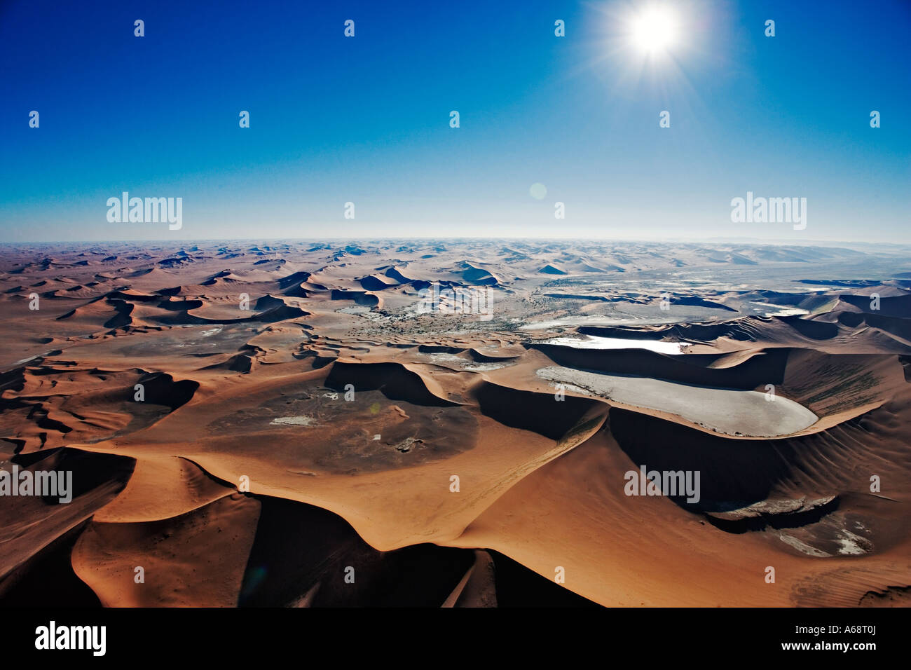 Vista aerea delle dune di sabbia a Sossusvlei nel deserto del Namib Namib Naukluft Park Namibia Foto Stock