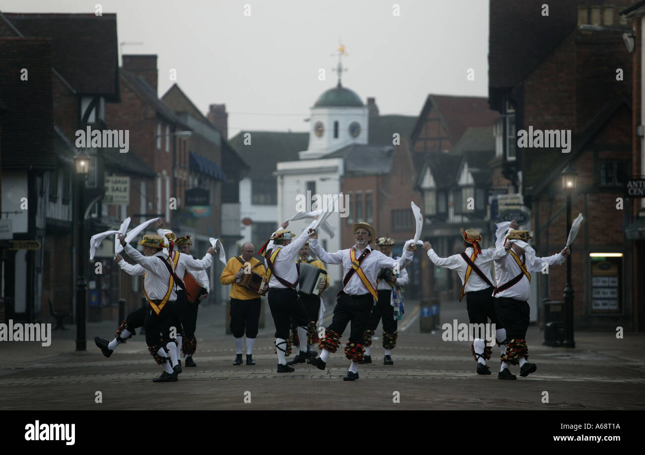 Il Shakespeare Morris uomini ballare in alba il giorno di maggio in Stratford upon Avon Warwickshire England Regno Unito CB4W7064 Foto Stock