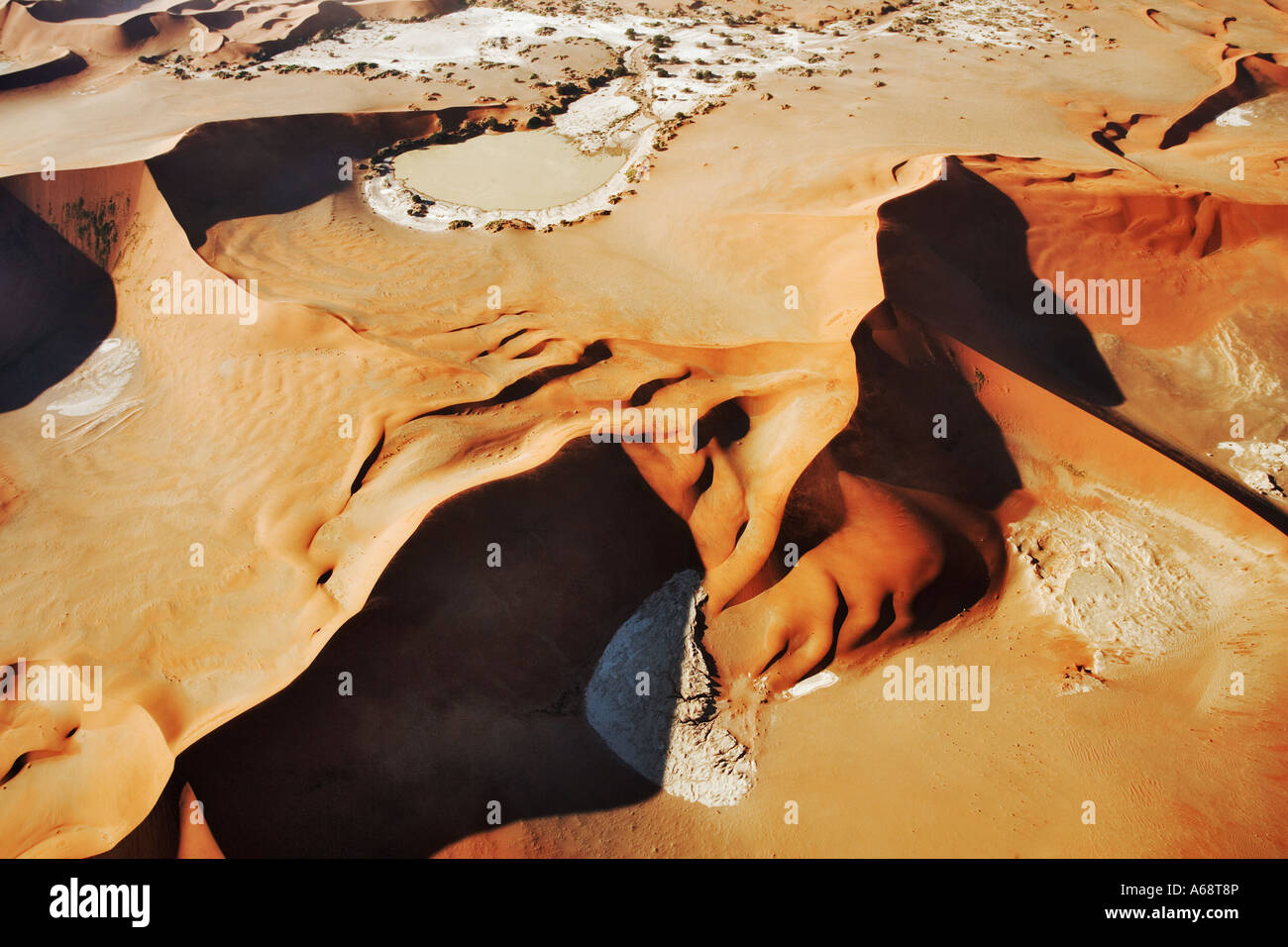 Vista aerea delle dune di sabbia a Sossusvlei nel deserto del Namib Namib Naukluft Park Namibia Foto Stock