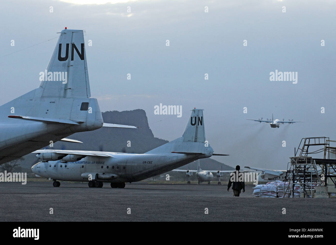 Nazioni Unite aerei all aeroporto di Lokichoggio (Kenya) battenti di aiuto alimentare nel Sudan meridionale Foto Stock