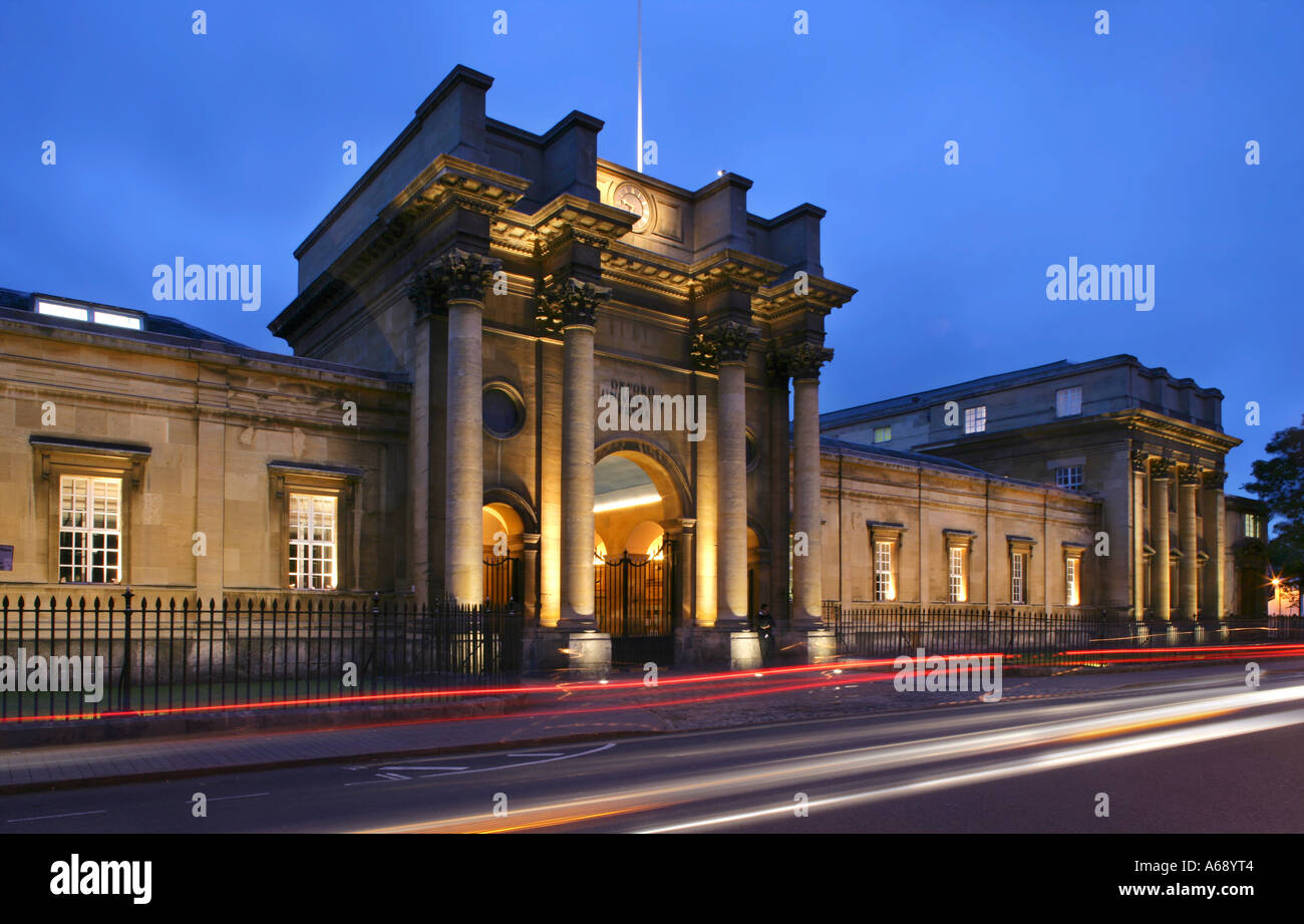 Oxford University Press edificio di notte,Gerico, Oxford, Inghilterra. Foto Stock