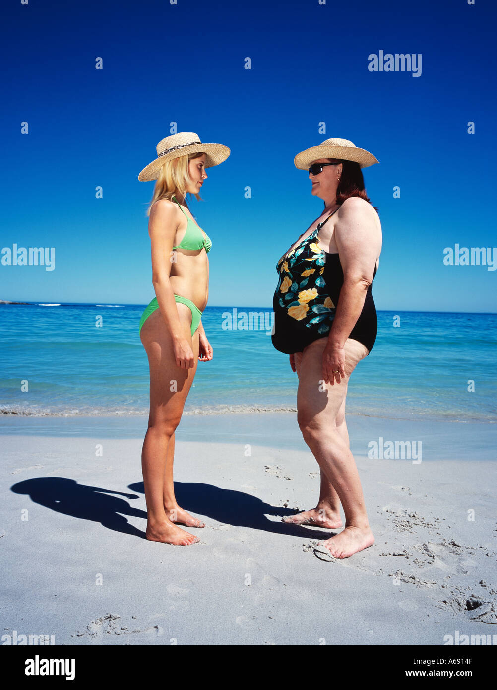 Fat ragazza e la ragazza sottile sulla spiaggia Foto Stock