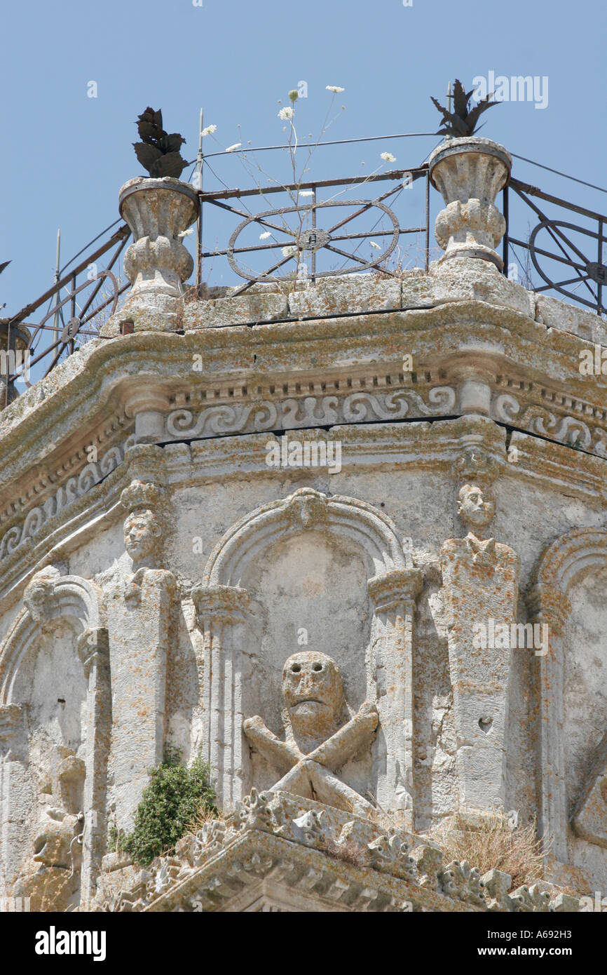 [St Nikolaos] Chiesa torre decorate con pietra scolpita [Teschio e Ossa Croce], Kiliomeno Village, Zante Zakynthos Greece Foto Stock