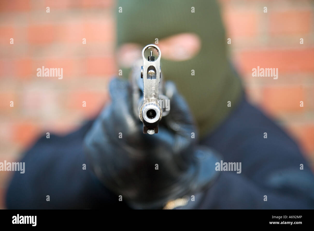 Braccio mascherato rapinatore / attentati con il cinese AK47 fucile da assalto Foto Stock