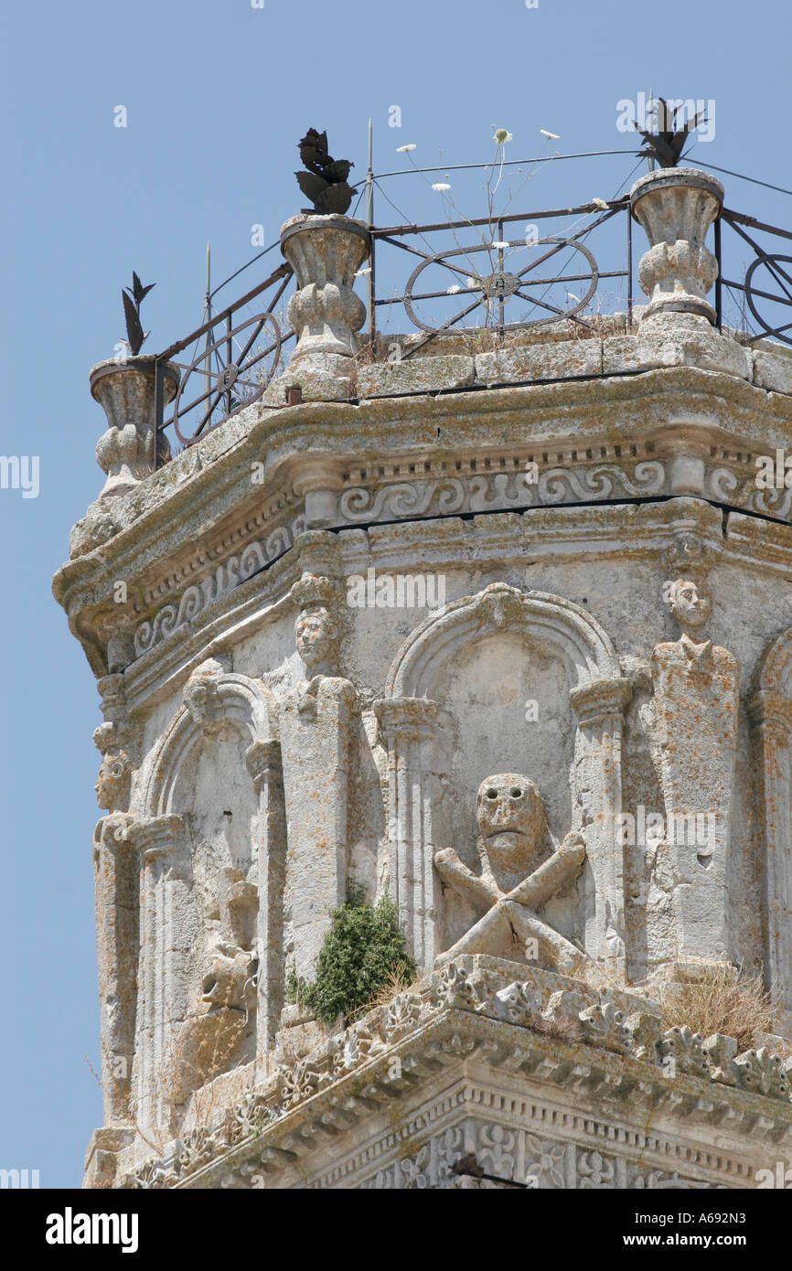 [St Nikolaos] Chiesa torre decorate con pietra scolpita [Teschio e Ossa Croce], Kiliomeno Village, Zante Zakynthos Greece Foto Stock