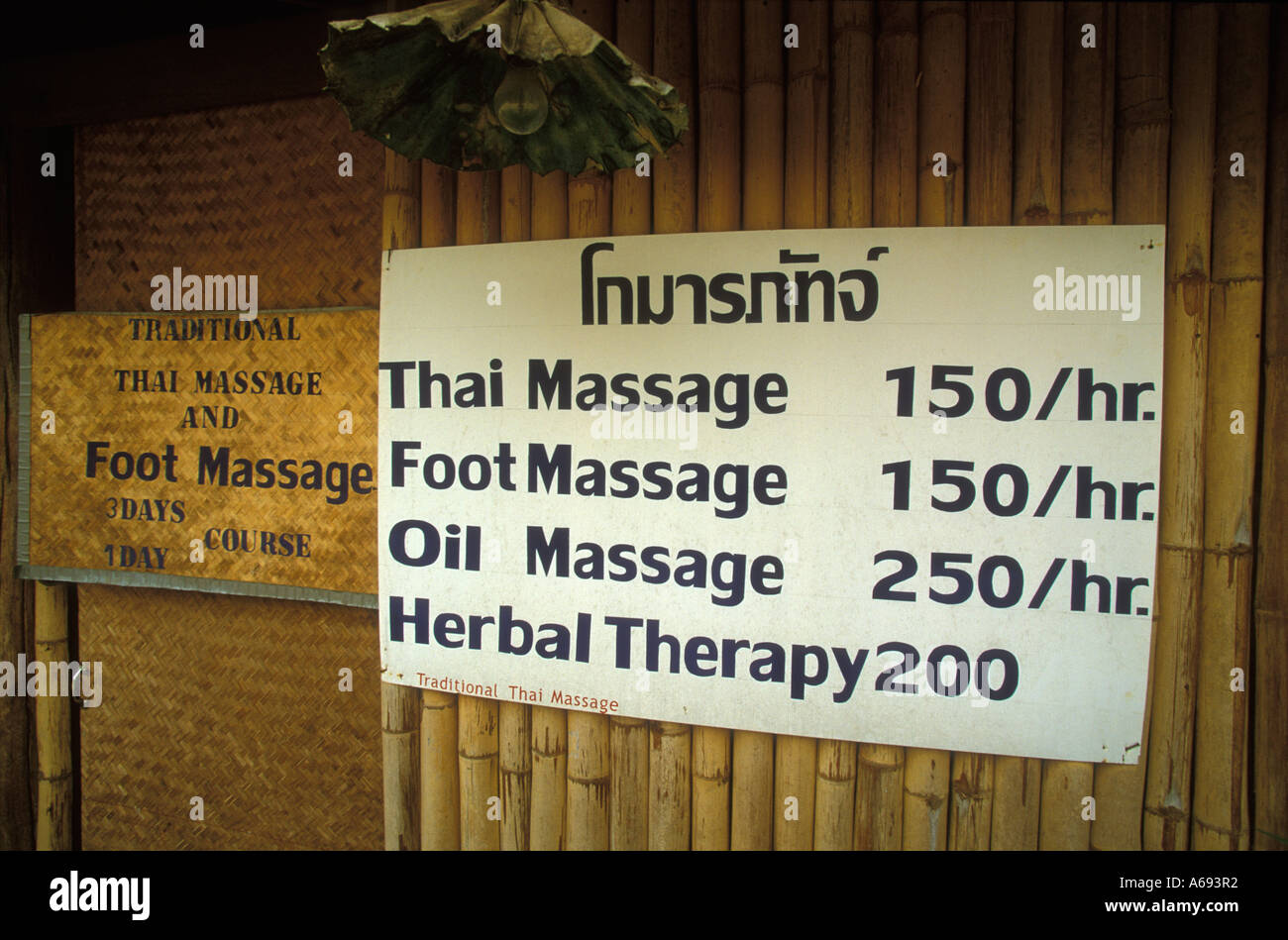 Un segno pubblicità diversi tipi di massaggi e terapia a base di erbe in Pai Mae Hong Son District Thailandia Foto Stock