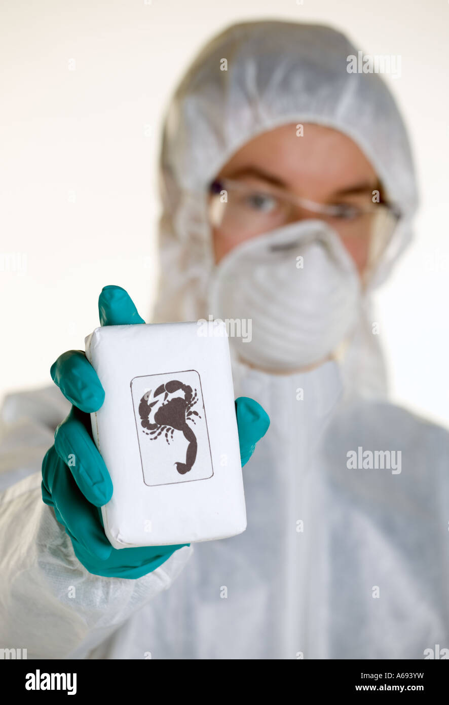 Scena del Crimine officer mostra medicamenti confezionati Foto Stock