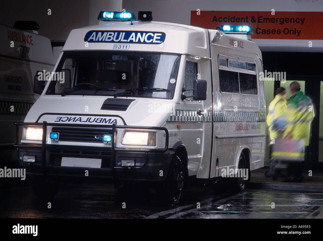 L'ambulanza a ingresso al pronto soccorso dell'ospedale con personale paramedico.UK Foto Stock