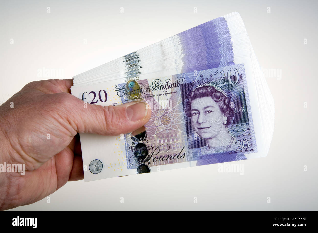 Mano che tiene la ventola di venti 20 pound note nuovo 2007 design Foto Stock
