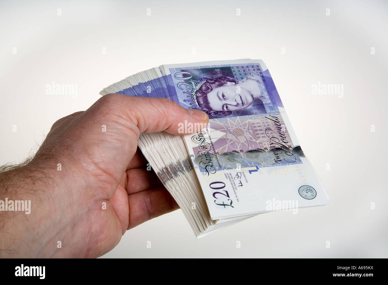 Mano che tiene la ventola di venti 20 pound note nuovo 2007 design Foto Stock