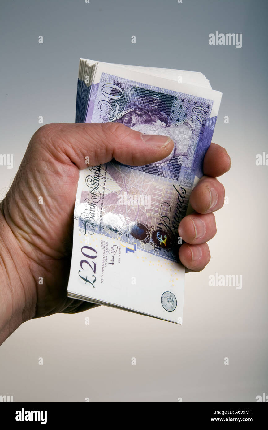Mano che tiene la ventola di venti 20 pound note nuovo 2007 design Foto Stock