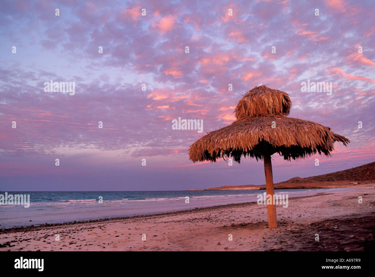 Palapa sulla spiaggia al tramonto Playa Tecolote vicino a La Paz Baja California Sur Messico Foto Stock