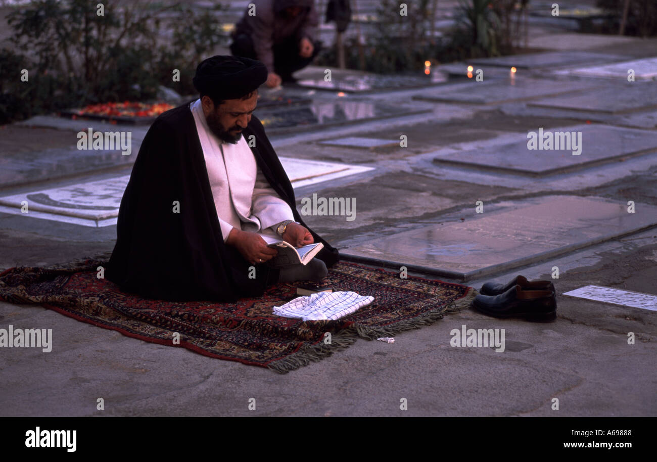 Mullah leggendo il Santo Corano Tehran Iran Foto Stock