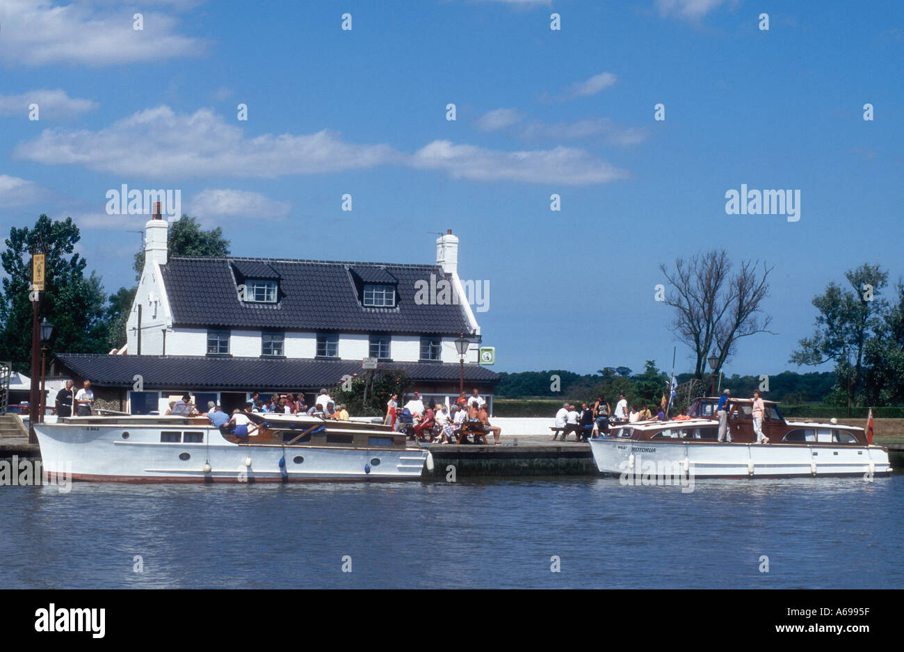 Motore tradizionale di incrociatori con il traghetto Inn at Reedham sul fiume y vengono Norfolk Broads England Regno Unito Foto Stock